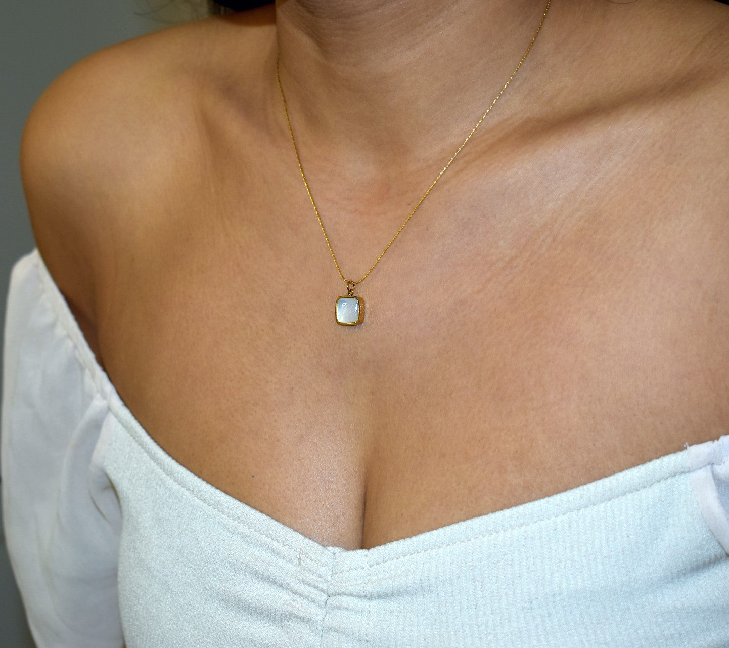 Elegant Shell Pendant Necklace