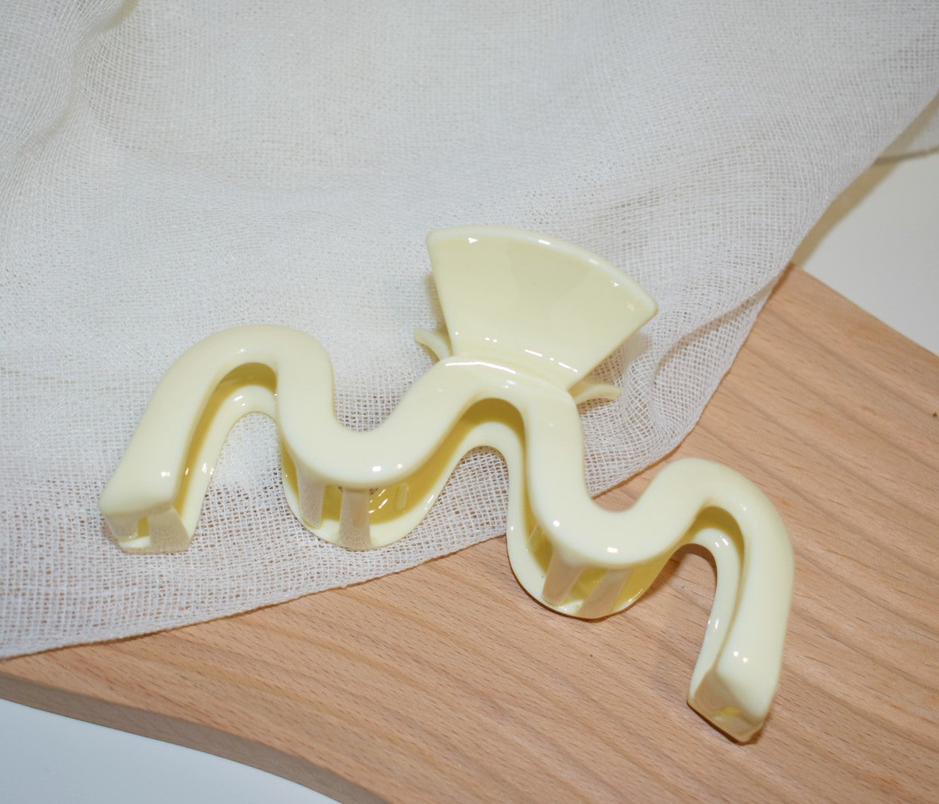 Wavy Hair Claw