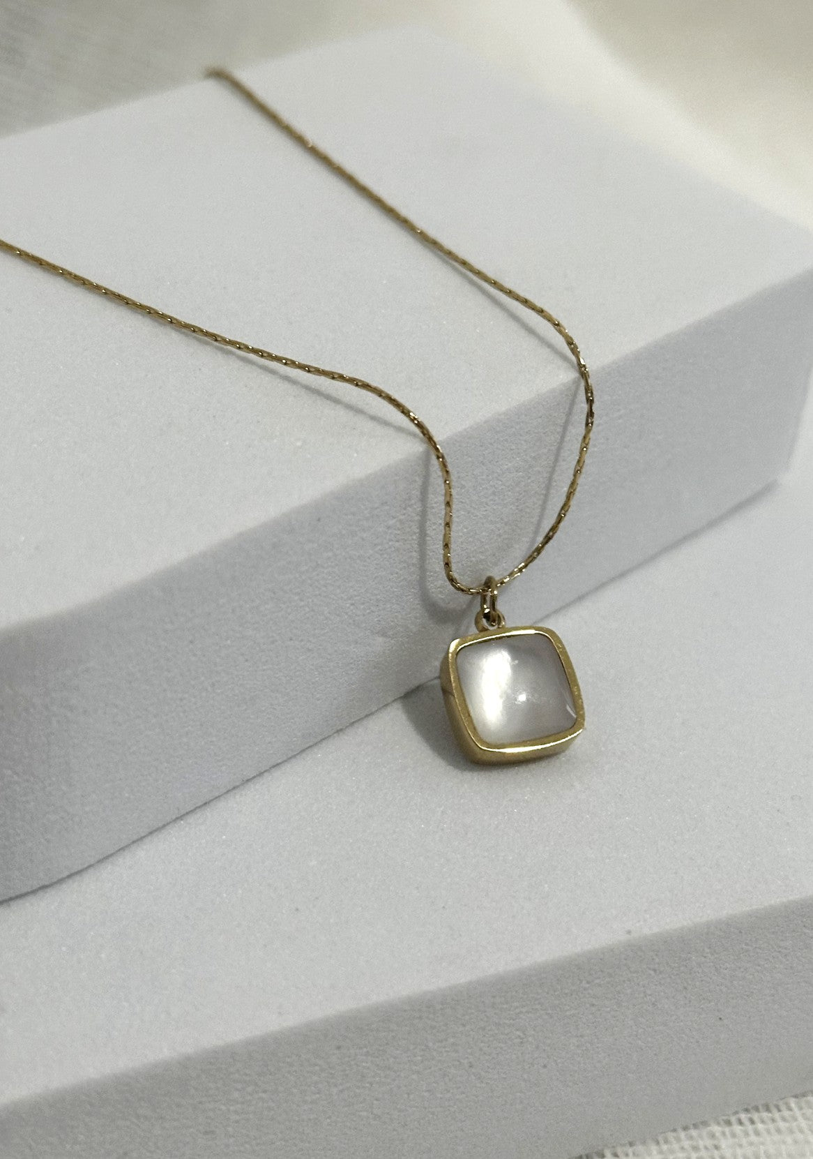 Elegant Shell Pendant Necklace